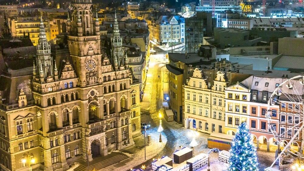 Liberečtí úředníci a vedení města sedí v historické radnici...